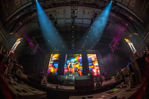 Sean Paul spielt am 5. März 2026 in der QUARTERBACK Immobilien ARENA Leipzig eine Show seiner TIMELESS TOUR. Vor einer fast ausverkauften Halle liefert der Dancehall-Star eine energiegeladene Performance mit seinen bekanntesten Hits, begleitet von DJ und einer aufwändigen Licht- und Videoproduktion, während das Publikum in der Arena tanzt und mitsingt. ï¿¼ Sean Paul Leipzig