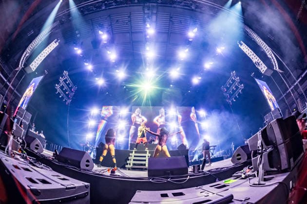 Sean Paul spielt am 5. März 2026 in der QUARTERBACK Immobilien ARENA Leipzig eine Show seiner TIMELESS TOUR. Vor einer fast ausverkauften Halle liefert der Dancehall-Star eine energiegeladene Performance mit seinen bekanntesten Hits, begleitet von DJ und einer aufwändigen Licht- und Videoproduktion, während das Publikum in der Arena tanzt und mitsingt. ï¿¼ Sean Paul Leipzig