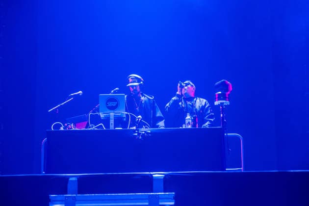 Sean Paul spielt am 5. März 2026 in der QUARTERBACK Immobilien ARENA Leipzig eine Show seiner TIMELESS TOUR. Vor einer fast ausverkauften Halle liefert der Dancehall-Star eine energiegeladene Performance mit seinen bekanntesten Hits, begleitet von DJ und einer aufwändigen Licht- und Videoproduktion, während das Publikum in der Arena tanzt und mitsingt. ï¿¼ Sean Paul Leipzig