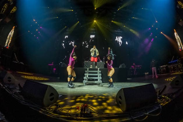 Sean Paul spielt am 5. März 2026 in der QUARTERBACK Immobilien ARENA Leipzig eine Show seiner TIMELESS TOUR. Vor einer fast ausverkauften Halle liefert der Dancehall-Star eine energiegeladene Performance mit seinen bekanntesten Hits, begleitet von DJ und einer aufwändigen Licht- und Videoproduktion, während das Publikum in der Arena tanzt und mitsingt. ï¿¼ Sean Paul Leipzig