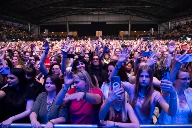 Sean Paul spielt am 5. März 2026 in der QUARTERBACK Immobilien ARENA Leipzig eine Show seiner TIMELESS TOUR. Vor einer fast ausverkauften Halle liefert der Dancehall-Star eine energiegeladene Performance mit seinen bekanntesten Hits, begleitet von DJ und einer aufwändigen Licht- und Videoproduktion, während das Publikum in der Arena tanzt und mitsingt. ï¿¼ Sean Paul Leipzig