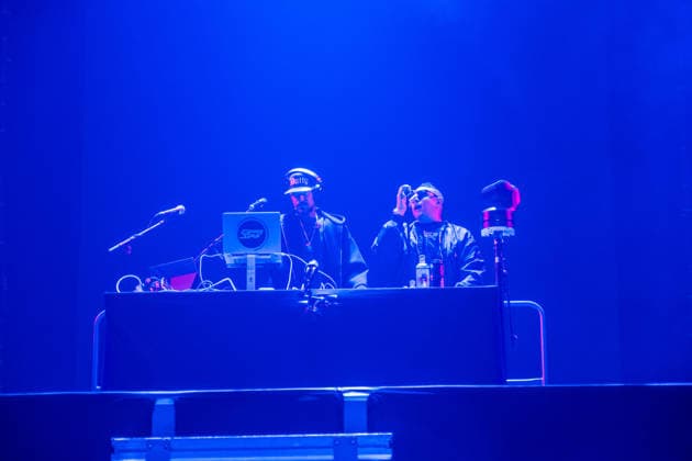 Sean Paul spielt am 5. März 2026 in der QUARTERBACK Immobilien ARENA Leipzig eine Show seiner TIMELESS TOUR. Vor einer fast ausverkauften Halle liefert der Dancehall-Star eine energiegeladene Performance mit seinen bekanntesten Hits, begleitet von DJ und einer aufwändigen Licht- und Videoproduktion, während das Publikum in der Arena tanzt und mitsingt. ï¿¼ Sean Paul Leipzig
