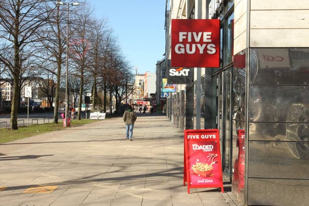 Filiale der Schnellrestaurantkette Five Guys am Millerntorplatz. St. Pauli Hamburg *** Branch of the Five Guys fast-food chain at Millerntorplatz St Pauli Hamburg