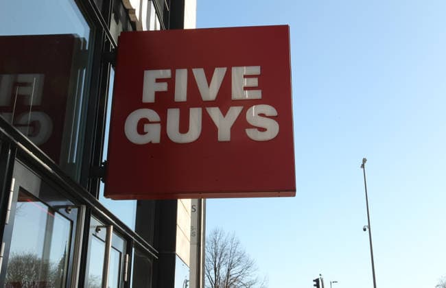 Leuchtreklame an der Filiale der Schnellrestaurantkette Five Guys am Millerntorplatz. St. Pauli Hamburg *** Illuminated sign at the branch of the Five Guys fast food chain on Millerntorplatz St Pauli Hamburg