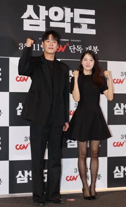 S. Korean actress Jo Yoon-seo and actor Kwak Si-yang S. Korean actress Jo Yoon-seo and actor Kwak Si-yang South Korean actress Jo Yoon-seo and actor Kwak Si-yang, who star in the new movie Samakdo, pose for a photo during a publicity event in Seoul on March, 5, 2026, to promote the movie, set to hit local screens in South Korea on March 11. (Yonhap) 2026-03-06 10:46:12 < 1980-2026 YONHAPNEWS AGENCY. .> ¼­¿ïÆ¯º°½Ã EDITORIAL USE ONLY  Copyright: xx PYH2026030604750034400 YonhapxNewsx yonphotos250288