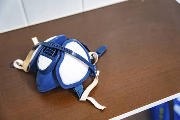 Atemschutzmaske auf einer staubigen Werkbank, die wichtige Rohrleitungen für Automobil und Industriewerkstätten zum Schutz der Arbeiter vor Partikeln, Dämpfen und gefährlichen Luftschadstoffen hervorhebt Respirator mask on a dusty workbench, highlighting essential ppe for automotive and industrial workshops to protect workers from particulates, fumes and hazardous airborne contaminants Copyright: imageBROKER UnaixHuizi ibluhu16915214.jpg ,model released, Symbolfoto ,property released