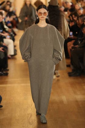 PFW - Uma Wang Runway A model walks the runway during the Uma Wang Womenswear Fall Winter 2026-2027 show as part of Paris Fashion Week on March 05, 2026 in Paris, France. Photo by Alain Gil Gonzalez ABACAPRESS.COM Paris France  Copyright: xGonzalezxAlain-Gil ABACAx