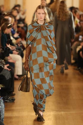 PFW - Uma Wang Runway A model walks the runway during the Uma Wang Womenswear Fall Winter 2026-2027 show as part of Paris Fashion Week on March 05, 2026 in Paris, France. Photo by Alain Gil Gonzalez ABACAPRESS.COM Paris France  Copyright: xGonzalezxAlain-Gil ABACAx