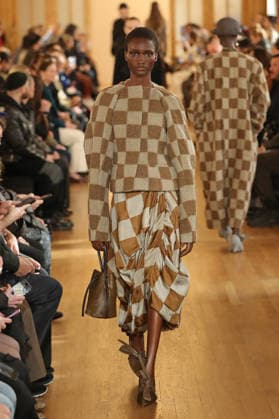 PFW - Uma Wang Runway A model walks the runway during the Uma Wang Womenswear Fall Winter 2026-2027 show as part of Paris Fashion Week on March 05, 2026 in Paris, France. Photo by Alain Gil Gonzalez ABACAPRESS.COM Paris France  Copyright: xGonzalezxAlain-Gil ABACAx