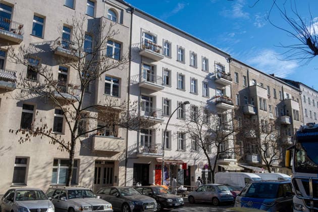 Nach einem Kellerbrand im vergangenen November ist das Wohnhaus in der Stargarder Straße 73 im Berliner Stadtteil Prenzlauer Berg unbewohnbar. Die Bewohner werfen dem Hauseigentürmer vor, Reperaturen und Sanierungsarbeiten bewußt zu verzögern, um die Mieter zum Auszug zu bewegen und die Wohnungen zu höheren Mieten erneut zu vermieten. Dagen wollen die Anwohner Morgen Abend demonstrieren. Following a basement fire last November, the residential building at Stargarder Straße 73 in Berlin s Prenzlauer Berg district is uninhabitable. The residents accuse the landlord of deliberately delaying repairs and renovation work in order to encourage the tenants to move out and re-let the apartments at higher rents. The residents plan to demonstrate to S-P202603045141.jpg