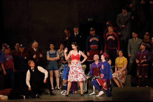Nadezhda Karyazina (mittig als Isabella) und Ensemble während der Fotoprobe für L Italiana in Algeri in der Deutschen Oper in Berlin, 5. März 2026. Dramma giocoso per musica in zwei Akten von Gioacchino Rossini. Musikalische Leitung Alessandro De Marchi. Inszenierung Rolando Villazon. Bühne Harald Thor. Kostüme Brigitte Reiffenstuel. Premiere ist am 8. März 2026. Deutsche Oper Berlin L Italiana in Algeri