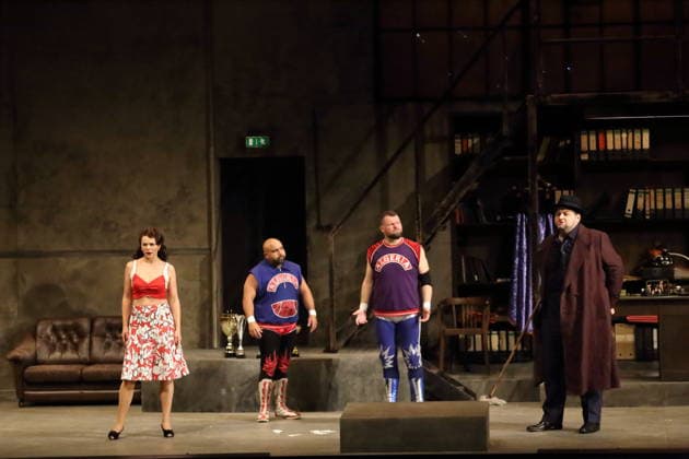 Nadezhda Karyazina (als Isabella), El Comandante Rambo (Wrestler), Pascal Spalter (Wrestler) und Misha Kiria (als Taddeo), v.l., während der Fotoprobe für L Italiana in Algeri in der Deutschen Oper in Berlin, 5. März 2026. Dramma giocoso per musica in zwei Akten von Gioacchino Rossini. Musikalische Leitung Alessandro De Marchi. Inszenierung Rolando Villazon. Bühne Harald Thor. Kostüme Brigitte Reiffenstuel. Premiere ist am 8. März 2026. Deutsche Oper Berlin L Italiana in Algeri