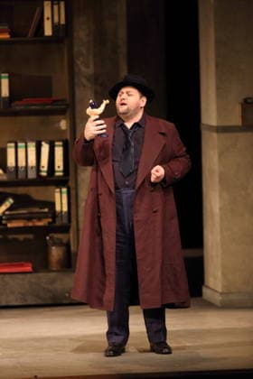 Misha Kiria (als Taddeo) während der Fotoprobe für L Italiana in Algeri in der Deutschen Oper in Berlin, 5. März 2026. Dramma giocoso per musica in zwei Akten von Gioacchino Rossini. Musikalische Leitung Alessandro De Marchi. Inszenierung Rolando Villazon. Bühne Harald Thor. Kostüme Brigitte Reiffenstuel. Premiere ist am 8. März 2026. Deutsche Oper Berlin L Italiana in Algeri