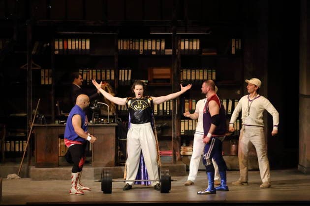 El Comandante Rambo (Wrestler), Tommaso Barea (als Mustafa) und Pascal Spalter (Wrestler), vorn v.l., sowie Ensemble während der Fotoprobe für L Italiana in Algeri in der Deutschen Oper in Berlin, 5. März 2026. Dramma giocoso per musica in zwei Akten von Gioacchino Rossini. Musikalische Leitung Alessandro De Marchi. Inszenierung Rolando Villazon. Bühne Harald Thor. Kostüme Brigitte Reiffenstuel. Premiere ist am 8. März 2026. Deutsche Oper Berlin L Italiana in Algeri