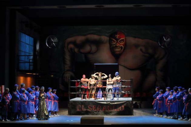 Tommaso Barea (mittig als Mustafa) und Ensemble während der Fotoprobe für L Italiana in Algeri in der Deutschen Oper in Berlin, 5. März 2026. Dramma giocoso per musica in zwei Akten von Gioacchino Rossini. Musikalische Leitung Alessandro De Marchi. Inszenierung Rolando Villazon. Bühne Harald Thor. Kostüme Brigitte Reiffenstuel. Premiere ist am 8. März 2026. Deutsche Oper Berlin L Italiana in Algeri
