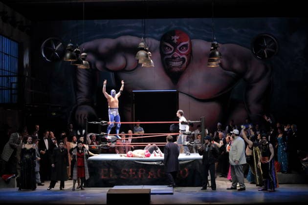 Pascal Spalter (Wrestler) und El Comandante Rambo (Wrestler), mittig v.l., während der Fotoprobe für L Italiana in Algeri in der Deutschen Oper in Berlin, 5. März 2026. Dramma giocoso per musica in zwei Akten von Gioacchino Rossini. Musikalische Leitung Alessandro De Marchi. Inszenierung Rolando Villazon. Bühne Harald Thor. Kostüme Brigitte Reiffenstuel. Premiere ist am 8. März 2026. Deutsche Oper Berlin L Italiana in Algeri