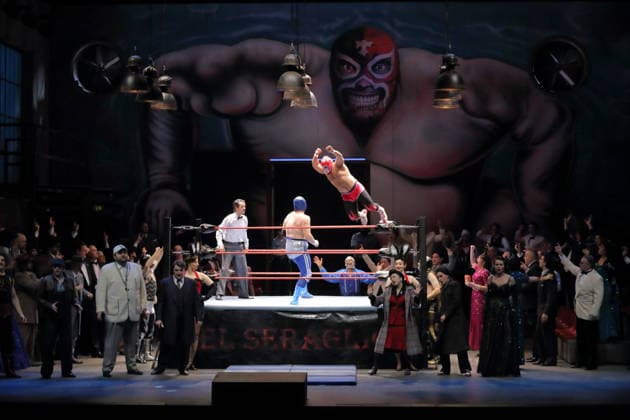 Pascal Spalter (Wrestler) und El Comandante Rambo (Wrestler), mittig v.l., während der Fotoprobe für L Italiana in Algeri in der Deutschen Oper in Berlin, 5. März 2026. Dramma giocoso per musica in zwei Akten von Gioacchino Rossini. Musikalische Leitung Alessandro De Marchi. Inszenierung Rolando Villazon. Bühne Harald Thor. Kostüme Brigitte Reiffenstuel. Premiere ist am 8. März 2026. Deutsche Oper Berlin L Italiana in Algeri