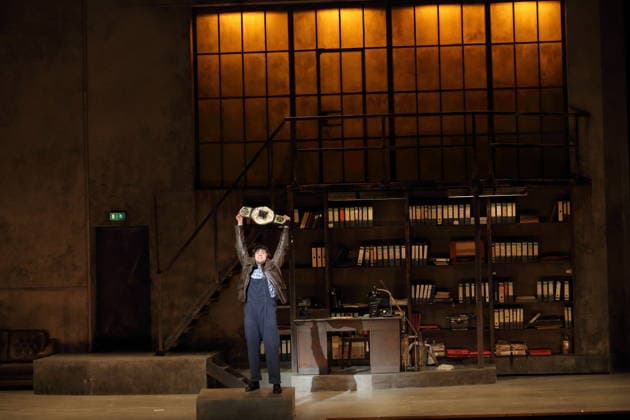 Jonah Hoskins (als Lindoro) während der Fotoprobe für L Italiana in Algeri in der Deutschen Oper in Berlin, 5. März 2026. Dramma giocoso per musica in zwei Akten von Gioacchino Rossini. Musikalische Leitung Alessandro De Marchi. Inszenierung Rolando Villazon. Bühne Harald Thor. Kostüme Brigitte Reiffenstuel. Premiere ist am 8. März 2026. Deutsche Oper Berlin L Italiana in Algeri