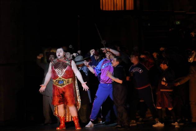 Misha Kiria (links als Taddeo) und Ensemble während der Fotoprobe für L Italiana in Algeri in der Deutschen Oper in Berlin, 5. März 2026. Dramma giocoso per musica in zwei Akten von Gioacchino Rossini. Musikalische Leitung Alessandro De Marchi. Inszenierung Rolando Villazon. Bühne Harald Thor. Kostüme Brigitte Reiffenstuel. Premiere ist am 8. März 2026. Deutsche Oper Berlin L Italiana in Algeri