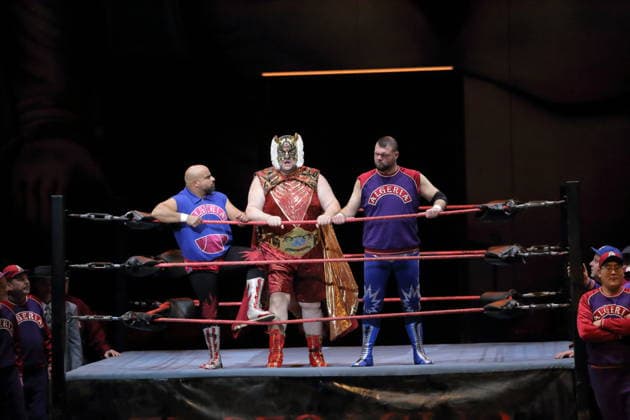 El Comandante Rambo (Wrestler), Misha Kiria (links als Taddeo) und Pascal Spalter (Wrestler), v.l., während der Fotoprobe für L Italiana in Algeri in der Deutschen Oper in Berlin, 5. März 2026. Dramma giocoso per musica in zwei Akten von Gioacchino Rossini. Musikalische Leitung Alessandro De Marchi. Inszenierung Rolando Villazon. Bühne Harald Thor. Kostüme Brigitte Reiffenstuel. Premiere ist am 8. März 2026. Deutsche Oper Berlin L Italiana in Algeri