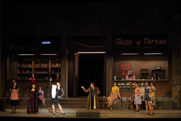 Hye-Young Moon (als Elvira), Nadezhda Karyazina (als Isabella) und Arianna Manganello (als Zulma), vorn v.l., sowie Ensemble während der Fotoprobe für L Italiana in Algeri in der Deutschen Oper in Berlin, 5. März 2026. Dramma giocoso per musica in zwei Akten von Gioacchino Rossini. Musikalische Leitung Alessandro De Marchi. Inszenierung Rolando Villazon. Bühne Harald Thor. Kostüme Brigitte Reiffenstuel. Premiere ist am 8. März 2026. Deutsche Oper Berlin L Italiana in Algeri