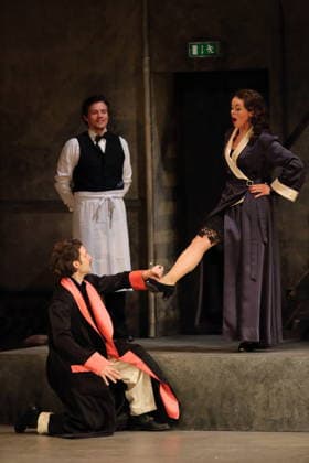 Tommaso Barea (als Mustafa) und Nadezhda Karyazina (als Isabella) während der Fotoprobe für L Italiana in Algeri in der Deutschen Oper in Berlin, 5. März 2026. Dramma giocoso per musica in zwei Akten von Gioacchino Rossini. Musikalische Leitung Alessandro De Marchi. Inszenierung Rolando Villazon. Bühne Harald Thor. Kostüme Brigitte Reiffenstuel. Premiere ist am 8. März 2026. Deutsche Oper Berlin L Italiana in Algeri