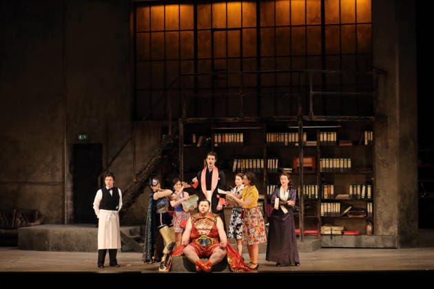 Jonah Hoskins (als Lindoro), Misha Kiria (als Taddeo), Tommaso Barea (als Mustafa) und Nadezhda Karyazina (als Isabella), vorn v.l., sowie Ensemble während der Fotoprobe für L Italiana in Algeri in der Deutschen Oper in Berlin, 5. März 2026. Dramma giocoso per musica in zwei Akten von Gioacchino Rossini. Musikalische Leitung Alessandro De Marchi. Inszenierung Rolando Villazon. Bühne Harald Thor. Kostüme Brigitte Reiffenstuel. Premiere ist am 8. März 2026. Deutsche Oper Berlin L Italiana in Algeri