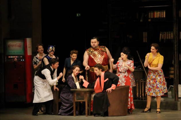 Nadezhda Karyazina (links sitzend als Isabella), Misha Kiria (mittig stehend als Taddeo) und Tommaso Barea (rechts sitzend als Mustafa) sowie Ensemble während der Fotoprobe für L Italiana in Algeri in der Deutschen Oper in Berlin, 5. März 2026. Dramma giocoso per musica in zwei Akten von Gioacchino Rossini. Musikalische Leitung Alessandro De Marchi. Inszenierung Rolando Villazon. Bühne Harald Thor. Kostüme Brigitte Reiffenstuel. Premiere ist am 8. März 2026. Deutsche Oper Berlin L Italiana in Algeri