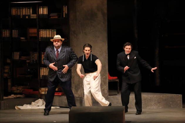 Misha Kiria (als Taddeo), Tommaso Barea (als Mustafa) und Jonah Hoskins (als Lindoro), v.l., während der Fotoprobe für L Italiana in Algeri in der Deutschen Oper in Berlin, 5. März 2026. Dramma giocoso per musica in zwei Akten von Gioacchino Rossini. Musikalische Leitung Alessandro De Marchi. Inszenierung Rolando Villazon. Bühne Harald Thor. Kostüme Brigitte Reiffenstuel. Premiere ist am 8. März 2026. Deutsche Oper Berlin L Italiana in Algeri