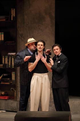 Misha Kiria (als Taddeo), Tommaso Barea (als Mustafa) und Jonah Hoskins (als Lindoro), v.l., während der Fotoprobe für L Italiana in Algeri in der Deutschen Oper in Berlin, 5. März 2026. Dramma giocoso per musica in zwei Akten von Gioacchino Rossini. Musikalische Leitung Alessandro De Marchi. Inszenierung Rolando Villazon. Bühne Harald Thor. Kostüme Brigitte Reiffenstuel. Premiere ist am 8. März 2026. Deutsche Oper Berlin L Italiana in Algeri