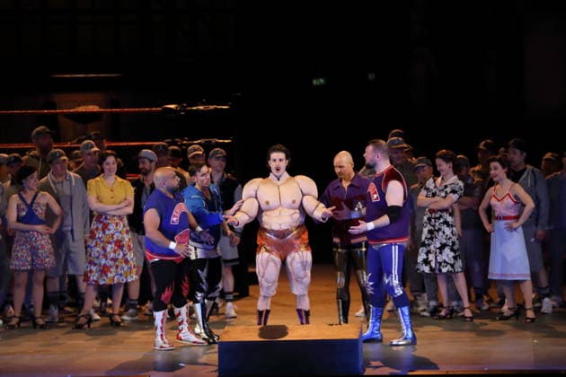 Tommaso Barea (mittg als Mustafa) und Ensemble während der Fotoprobe für L Italiana in Algeri in der Deutschen Oper in Berlin, 5. März 2026. Dramma giocoso per musica in zwei Akten von Gioacchino Rossini. Musikalische Leitung Alessandro De Marchi. Inszenierung Rolando Villazon. Bühne Harald Thor. Kostüme Brigitte Reiffenstuel. Premiere ist am 8. März 2026. Deutsche Oper Berlin L Italiana in Algeri