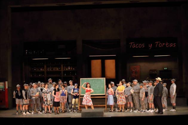 Nadezhda Karyazina (mittig als Isabella) und Ensemble während der Fotoprobe für L Italiana in Algeri in der Deutschen Oper in Berlin, 5. März 2026. Dramma giocoso per musica in zwei Akten von Gioacchino Rossini. Musikalische Leitung Alessandro De Marchi. Inszenierung Rolando Villazon. Bühne Harald Thor. Kostüme Brigitte Reiffenstuel. Premiere ist am 8. März 2026. Deutsche Oper Berlin L Italiana in Algeri