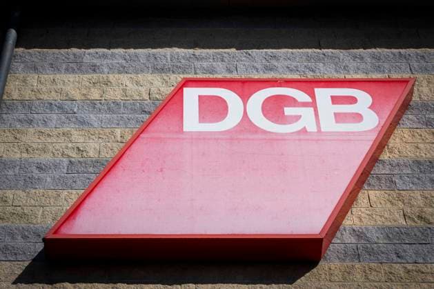 Symbol DGB - Stark ausgeblichenes Logo am Gewerkschafthaus in Osnabrück. Der DGB ist die Stimme der Gewerkschaften gegenüber Politik, Wirtschaft und Gesellschaft und vertritt die Interessen der Arbeitnehmerinnen und Arbeitnehmern. 05.03.2026 Deutscher Gewerkschaftsbund in Osnabrück *** Symbol DGB Heavily faded logo on the trade union building in Osnabrück The DGB is the voice of the trade unions in politics, business and society and represents the interests of employees 05 03 2026 German Trade Union Confederation in Osnabrück