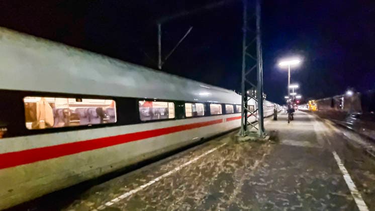 ICE 947 der Bahn muss über Paderborn nach Berlin fahren Diverse Defekt am Zügen und der Strecke. Der ICE 947 muss abends von Köln und Düsseldorf über Paderborn, Hannover nach Berlin fahren. Verspätung über 60 Minuten. Zwangspause auf einem Bahnsteig in Paderborn, weil eine S-Bahn auf der wegen Bauarbeiten eingleissiger Strecke entgegenkam. Angaben der Bahn: Reparatur an einer Weiche, Reparatur an einem Signal, Technische Störung an Zug. Paderborn Paderborn Hauptbahnhof Nordrhein-Westfalen, Kreis Pader Germany