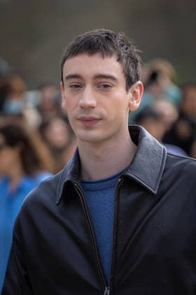 Théodore Pellerin Celebrities at Loewe Collection Femme Prêt à Porter Automne Hiver 2026 2027 fashion show, during Paris Fashion Week, on March 6th, 2026 Florian Lavielle Bestimage Celebrities at Loewe Ready to Wear Fall Winter 2026 2027 Women Collection fashion show, during Paris Fashion Week, on March 6th, 2026 Paris France  Copyright: xFlorianxLaviellex xBestimagexFlorianxLaviellex xBestimagex