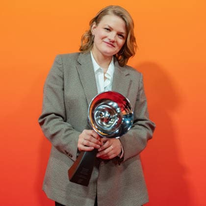20260306 26. Verleihung des Amadeus Austrian Music Award 2026 WIEN, OESTERREICH - 06. MAERZ: Preistraeger des 26. Amadeus Austria Music Awards 2026 in der Kategorie -SongwriterIn des Jahres- praesentiert von akm austromechana Musikerin, Saegerin und Liedschreiberin Caro Fux mit dem Song -Aff im Kopf- nach der Verleihung des 26. Amadeus Austria Music Awards 2026 in der MARX Halle am 07. Maerz 2026 in Wien, Oesterreich. 260306_SEPA_17_062 Copyright: xIsabellexOuvrardx SEPAxMedia
