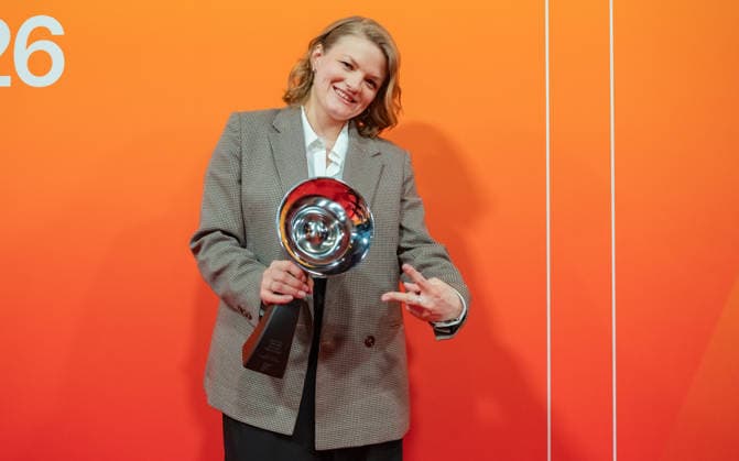 20260306 26. Verleihung des Amadeus Austrian Music Award 2026 WIEN, OESTERREICH - 06. MAERZ: Preistraeger des 26. Amadeus Austria Music Awards 2026 in der Kategorie -SongwriterIn des Jahres- praesentiert von akm austromechana Musikerin, Saegerin und Liedschreiberin Caro Fux mit dem Song -Aff im Kopf- nach der Verleihung des 26. Amadeus Austria Music Awards 2026 in der MARX Halle am 07. Maerz 2026 in Wien, Oesterreich. 260306_SEPA_17_063 Copyright: xIsabellexOuvrardx SEPAxMedia