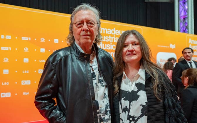 20260306 26. Verleihung des Amadeus Austrian Music Award 2026 WIEN, OESTERREICH - 06. MAERZ: Liedermacher, Saenger und Gitarrist Peter Cornelius Preistraeger des 26. Amadeus Austria Music Awards fuer sein Lebenswerk mit seiner Gattin Ulrike bei seiner Ankunft am Redcarpet anslaesslich der Verleihung des 26. Amadeus Austria Music Awards 2026 in der MARX Halle am 06. Maerz 2026 in Wien, Oesterreich. 260306_SEPA_17_068 Copyright: xIsabellexOuvrardx SEPAxMedia