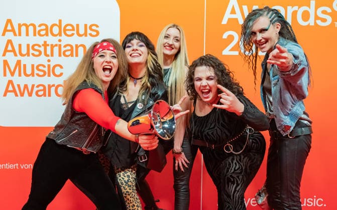 20260306 26. Verleihung des Amadeus Austrian Music Award 2026 WIEN, OESTERREICH - 06. MAERZ: Preistraegerinnen des 26. Amadeus Austria Music Awards 2026 in der Genre-Kategorie -Hard and Heavy- die Rockband Vulvarine nach der Verleihung des 26. Amadeus Austria Music Awards 2026 in der MARX Halle am 06. Maerz 2026 in Wien, Oesterreich. 260306_SEPA_17_049 Copyright: xIsabellexOuvrardx SEPAxMedia