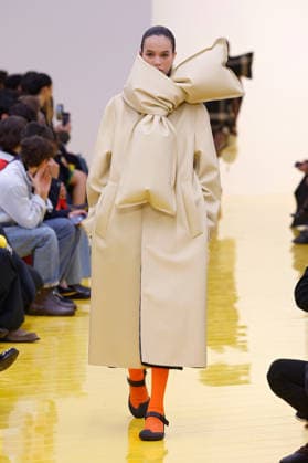 (260307) -- PARIS, March 7, 2026 -- A model presents a creation from the ready-to-wear Fall Winter 2026-2027 collections by Loewe during the Paris Fashion Week, in Paris, France, on March 6, 2026. (MeetEurope Handout via Xinhua) FRANCE-PARIS-FASHION WEEK-LOEWE WuxHuiwo 