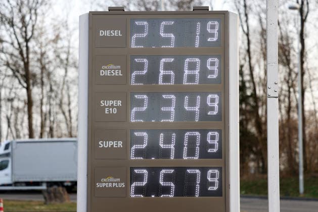 News Bilder des Tages Wie hoch geht der Spritpreis wegen des Krieges im Iran? Total Energies Tankstelle an der Autobahn A45 Raststaette (Raststätte) Siegerland Ost. Die aktuellen Spritpreise am Morgen. Die Preise gehen deutlich nach oben und haben inzwischen die 2 Euro Marke weit ueberschritten (überschritten). Tankstelle, Spritpreise am 07.03.2026 in Siegen Deutschland. *** How high is the fuel price because of the war in Iran Total Energies gas station on the highway A45 Raststaette Raststätte Siegerland Ost The current fuel prices in the morning The prices are going up significantly and have now far exceeded the 2 euro mark Gas station, fuel prices on 07 03 2026 in Siegen Germany
