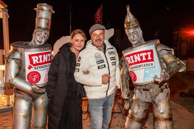 abb Julia Demtroeder und Till Demtroeder Ehepaar Gastgeber am Strand bei 10.Jahre Baltic Lights 2026 Promi Charity Schlittenhunderennen zu Gunsten der Welthungerhilfe an der Ostsee zwischen der Seebruecke Ahlbeck und der Seebruecke Heringsdorf , Freitag 06.03.2026 in Heringsdorf MV Deutschland