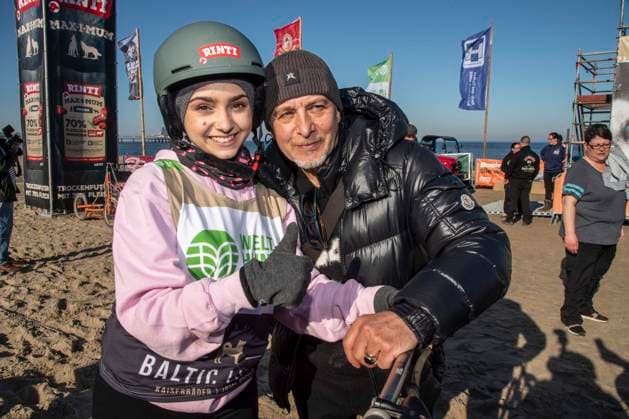 abb Amira Atalay und Erdogan Atalay Vater mit tochter zu Gast am Strand bei 10.Jahre Baltic Lights 2026 Promi Charity Schlittenhunderennen zu Gunsten der Welthungerhilfe an der Ostsee zwischen der Seebruecke Ahlbeck und der Seebruecke Heringsdorf , Freitag 06.03.2026 in Heringsdorf MV Deutschland