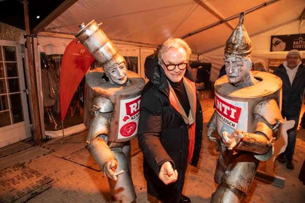 abb Wolfgang Lippert mit Werbefiguren zu Gast am Strand bei 10.Jahre Baltic Lights 2026 Promi Charity Schlittenhunderennen zu Gunsten der Welthungerhilfe an der Ostsee zwischen der Seebruecke Ahlbeck und der Seebruecke Heringsdorf , Freitag 06.03.2026 in Heringsdorf MV Deutschland