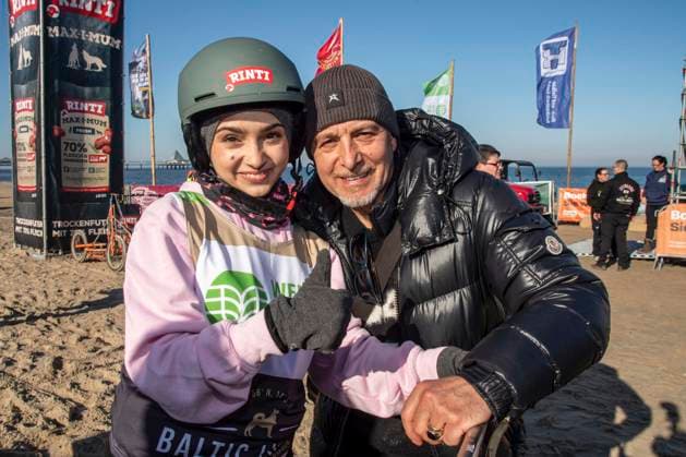 abb Amira Atalay und Erdogan Atalay Vater mit tochter zu Gast am Strand bei 10.Jahre Baltic Lights 2026 Promi Charity Schlittenhunderennen zu Gunsten der Welthungerhilfe an der Ostsee zwischen der Seebruecke Ahlbeck und der Seebruecke Heringsdorf , Freitag 06.03.2026 in Heringsdorf MV Deutschland