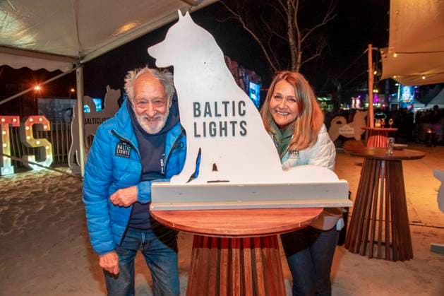 abb Dieter Hallervorden und Frau Christiane Zander zu Gast am Strand bei 10.Jahre Baltic Lights 2026 Promi Charity Schlittenhunderennen zu Gunsten der Welthungerhilfe an der Ostsee zwischen der Seebruecke Ahlbeck und der Seebruecke Heringsdorf , Freitag 06.03.2026 in Heringsdorf MV Deutschland