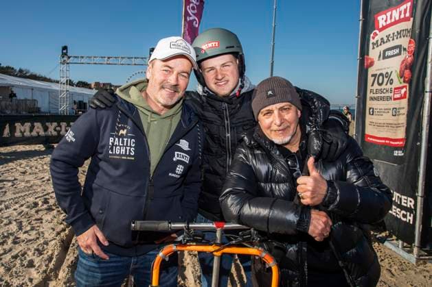 abb Till Demtroeder, Maris Atalay und Erdogan Atalay zu Gast am Strand bei 10.Jahre Baltic Lights 2026 Promi Charity Schlittenhunderennen zu Gunsten der Welthungerhilfe an der Ostsee zwischen der Seebruecke Ahlbeck und der Seebruecke Heringsdorf , Freitag 06.03.2026 in Heringsdorf MV Deutschland