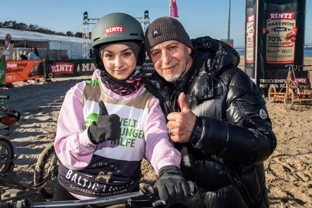 abb Amira Atalay und Erdogan Atalay Vater tochter zu Gast am Strand bei 10.Jahre Baltic Lights 2026 Promi Charity Schlittenhunderennen zu Gunsten der Welthungerhilfe an der Ostsee zwischen der Seebruecke Ahlbeck und der Seebruecke Heringsdorf , Freitag 06.03.2026 in Heringsdorf MV Deutschland