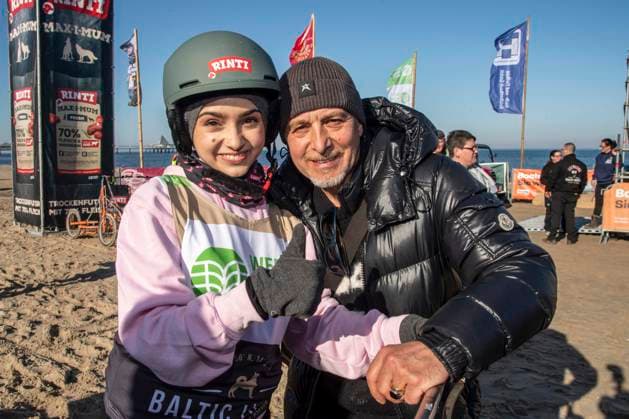 abb Amira Atalay und Erdogan Atalay Vater mit tochter zu Gast am Strand bei 10.Jahre Baltic Lights 2026 Promi Charity Schlittenhunderennen zu Gunsten der Welthungerhilfe an der Ostsee zwischen der Seebruecke Ahlbeck und der Seebruecke Heringsdorf , Freitag 06.03.2026 in Heringsdorf MV Deutschland