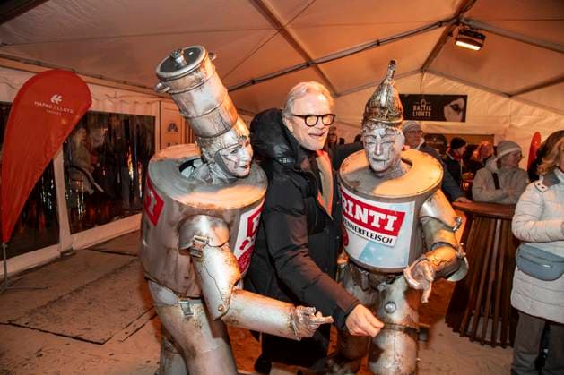 abb Wolfgang Lippert mit Werbefiguren zu Gast am Strand bei 10.Jahre Baltic Lights 2026 Promi Charity Schlittenhunderennen zu Gunsten der Welthungerhilfe an der Ostsee zwischen der Seebruecke Ahlbeck und der Seebruecke Heringsdorf , Freitag 06.03.2026 in Heringsdorf MV Deutschland